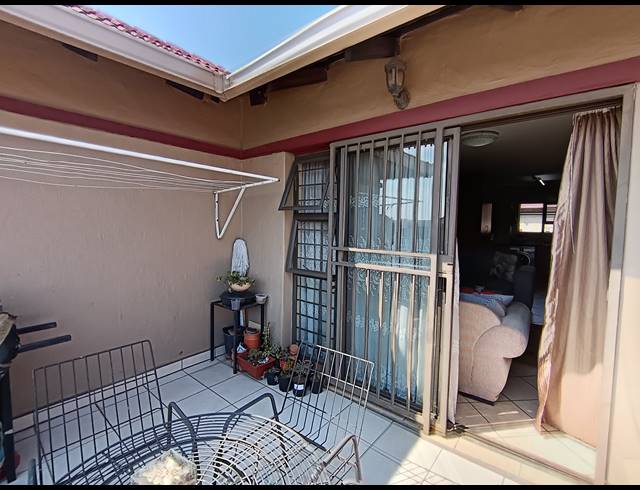 3 BEDROOM TOWNHOUSE FOR SALE IN NEW MARKET PARK